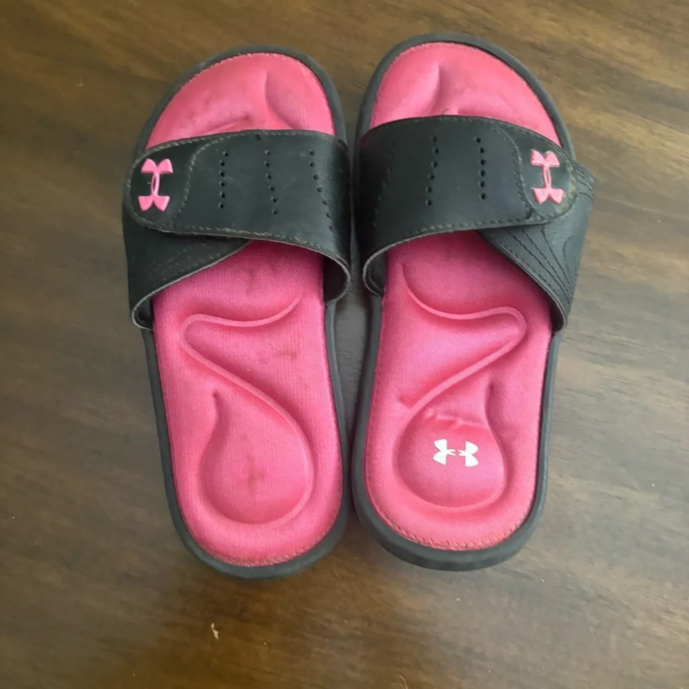 Under Armour Kids Sandals size 2 girls Black Pink comfort foam sporty